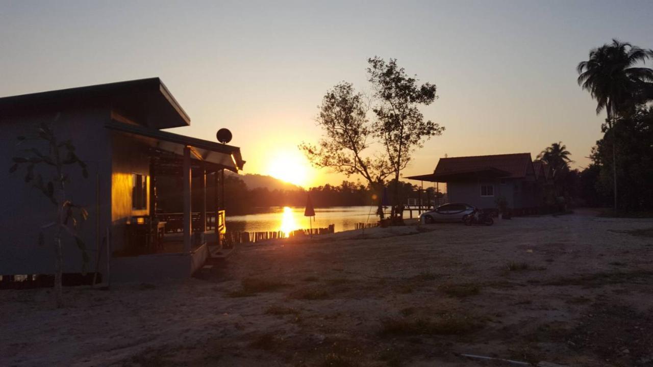 Khum Thong Resort Takuapa ภายนอก รูปภาพ